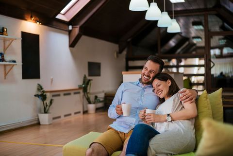 Un couple souriant dans une maison saine