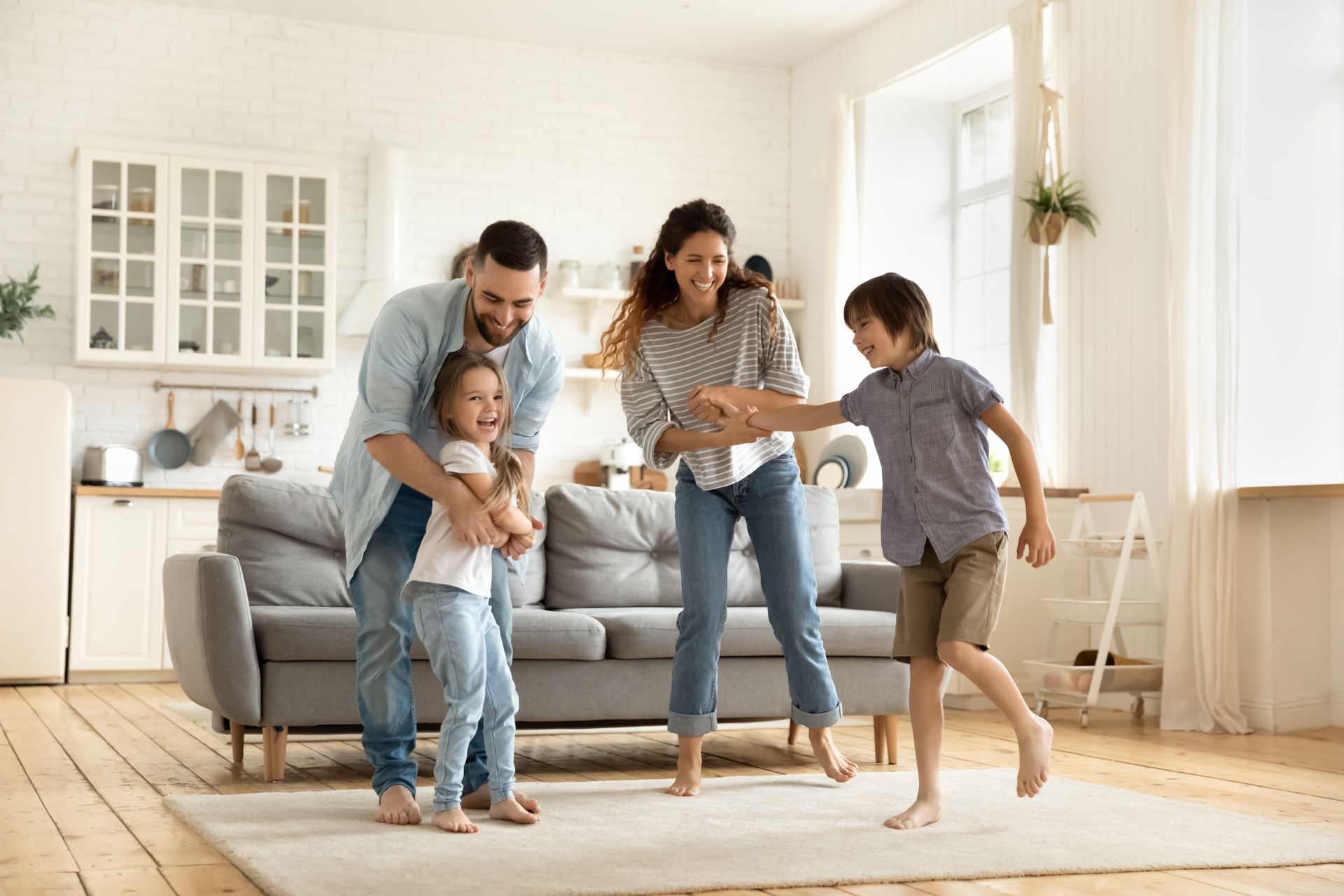 Une famille heureuse qui danse