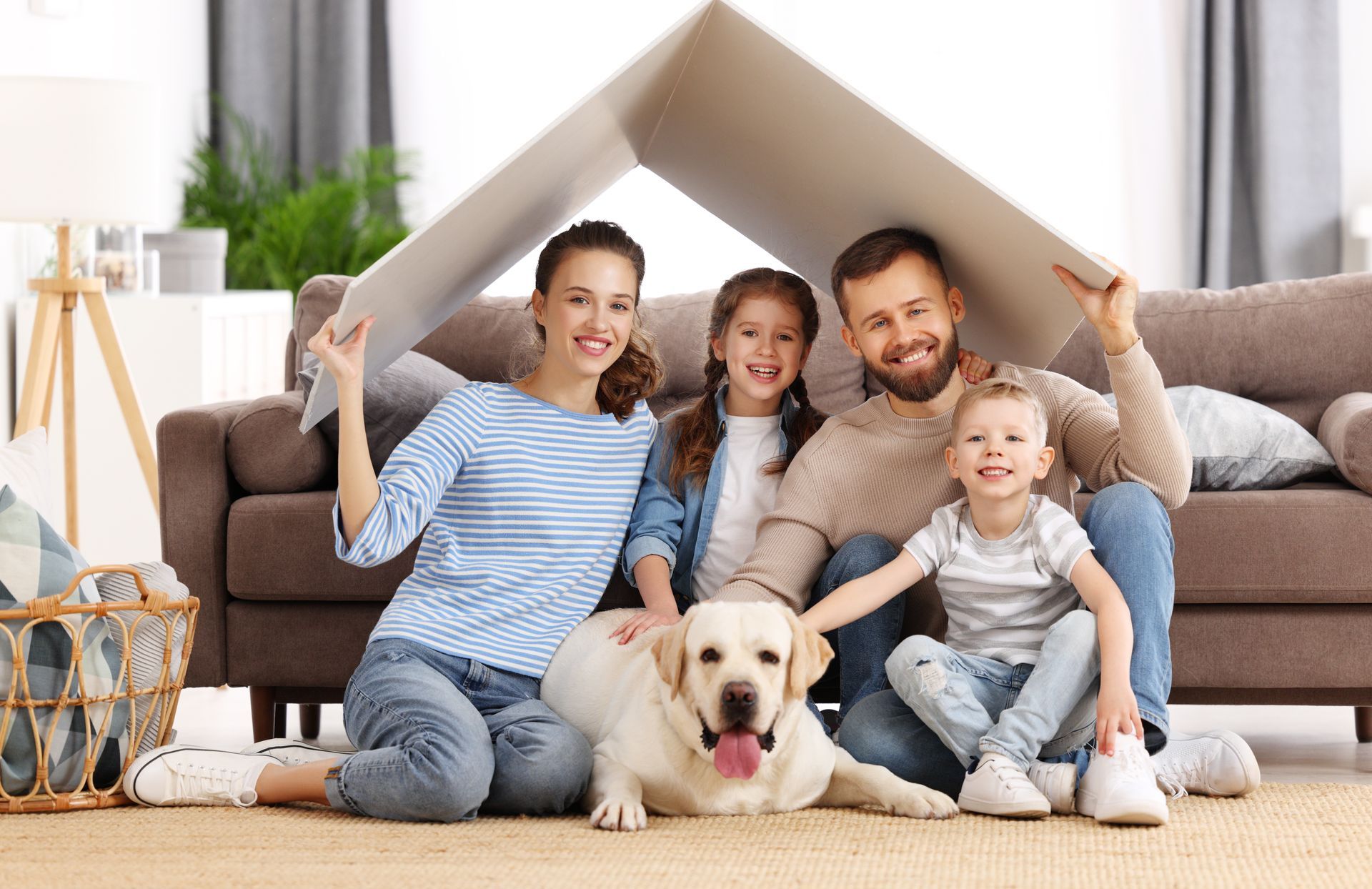 Une famille sous un toit en carton