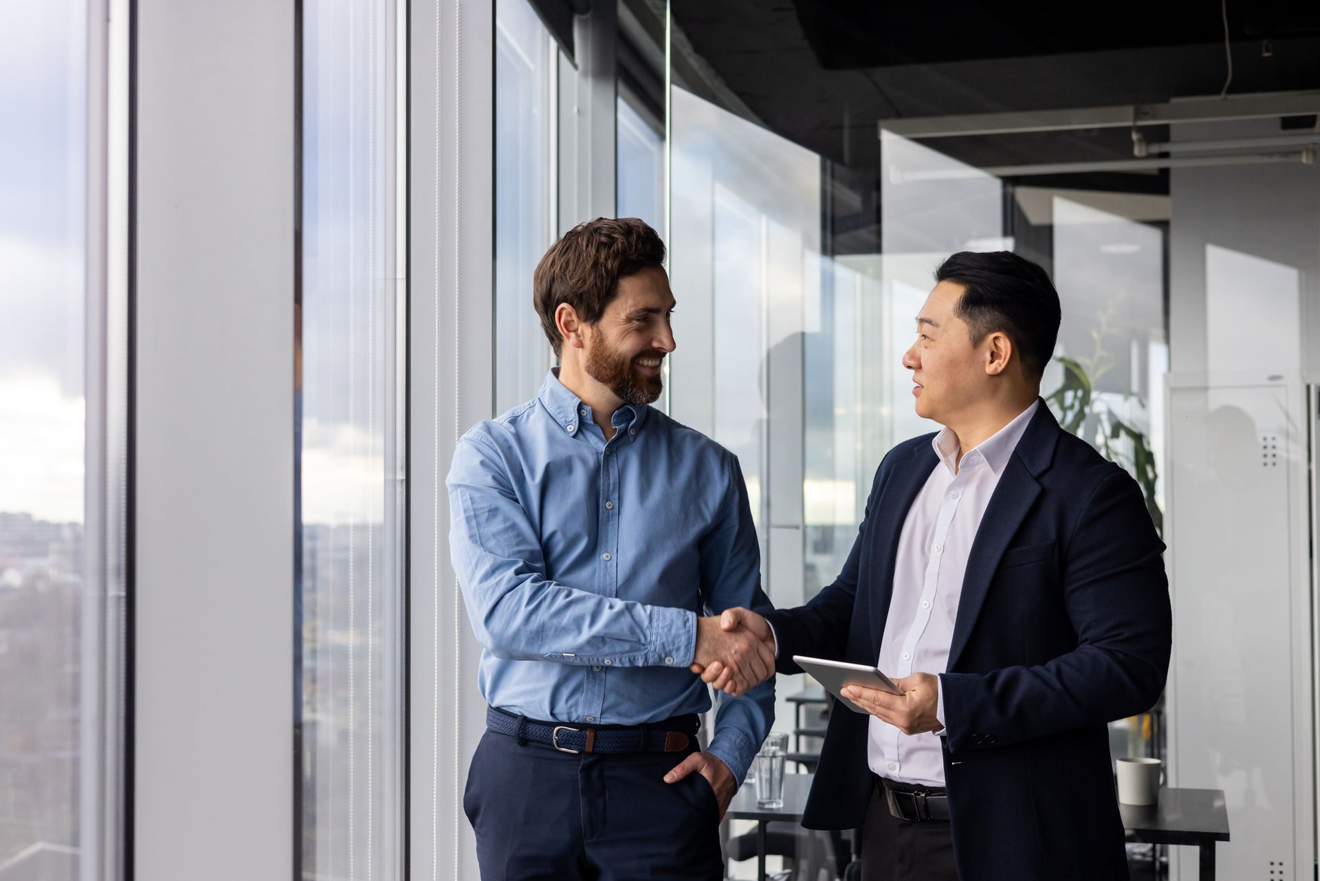 2 professionnels qui se serrent la main