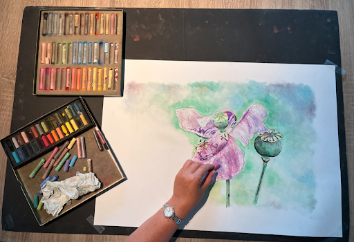 foto van een bloemenschilderij dat geschilderd wordt