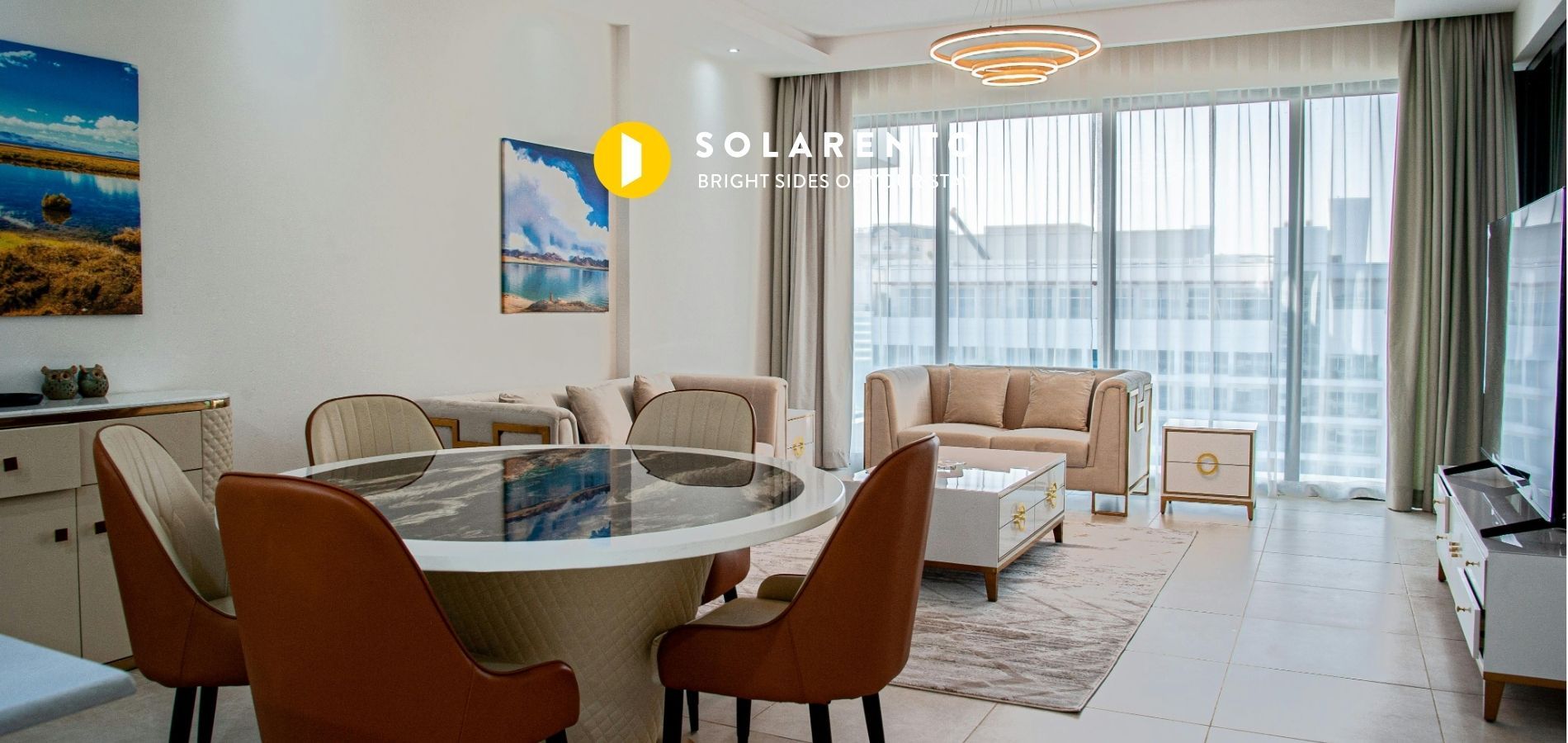 apartament nad morzem, stoły krzesła obraz i widok z okna