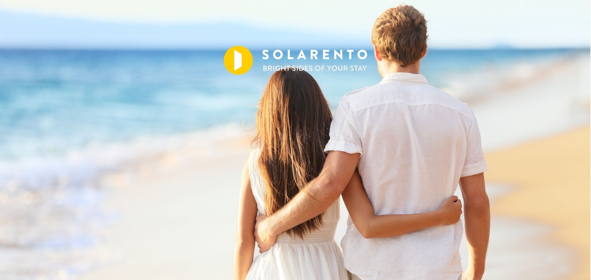Para idzie na spacer z apartamentu Solarento na plażę.