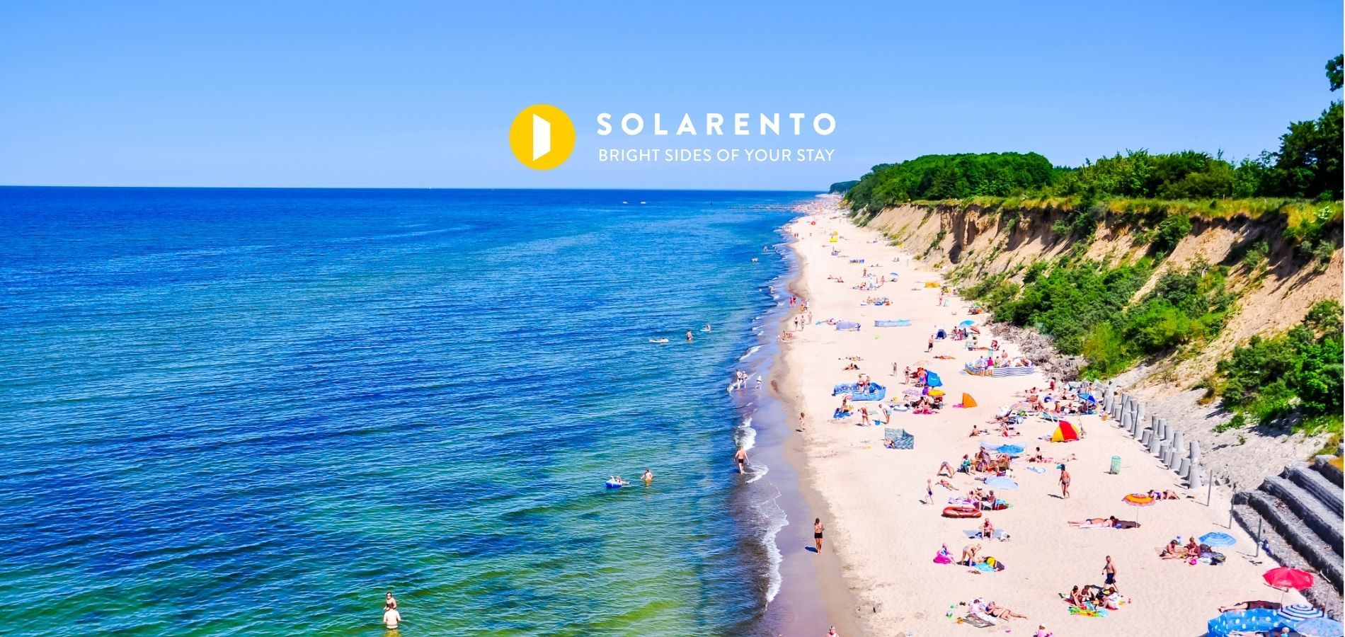 widok na morze bałtyckie i plażę