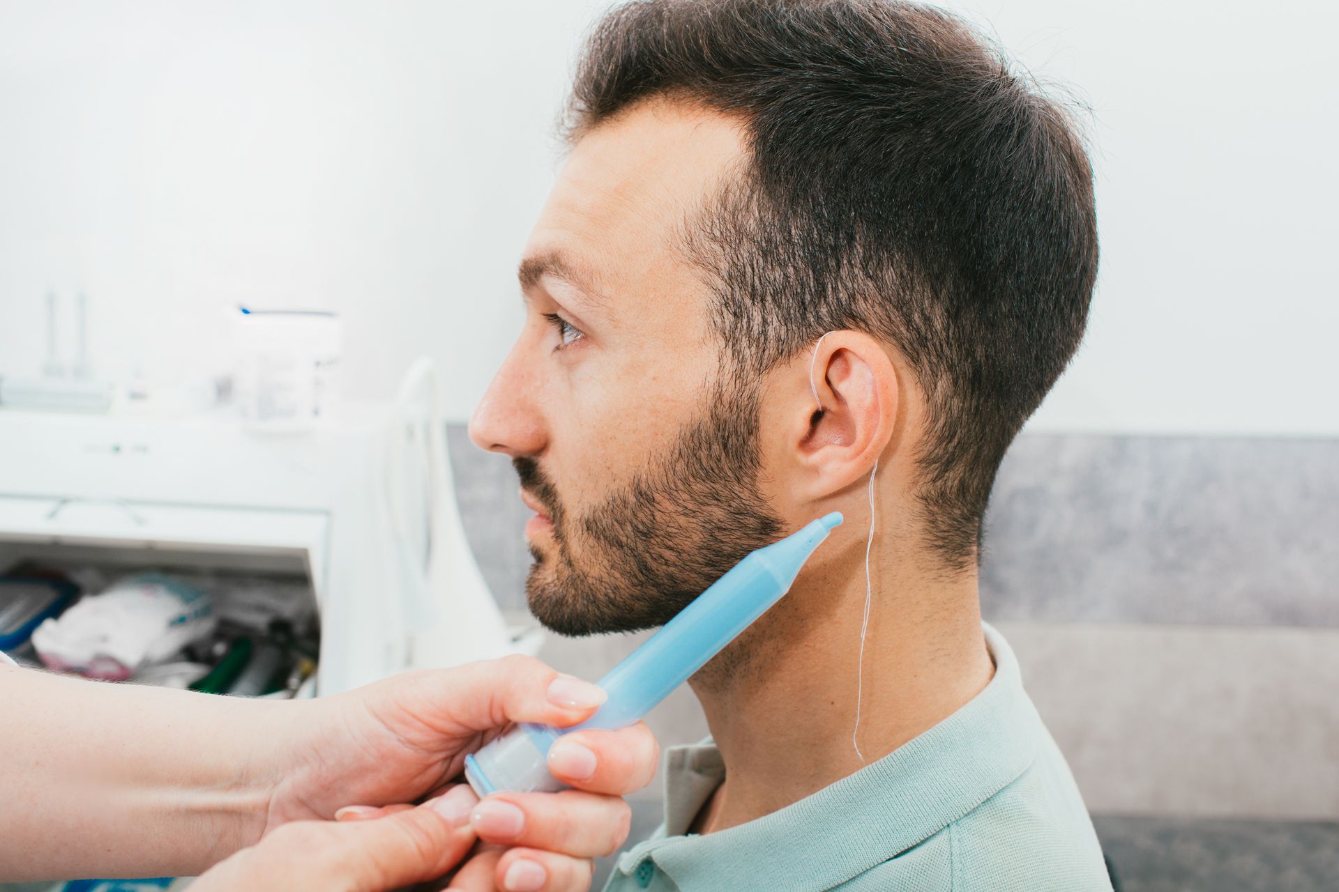 Homme réalisant un moulage du conduit auditif