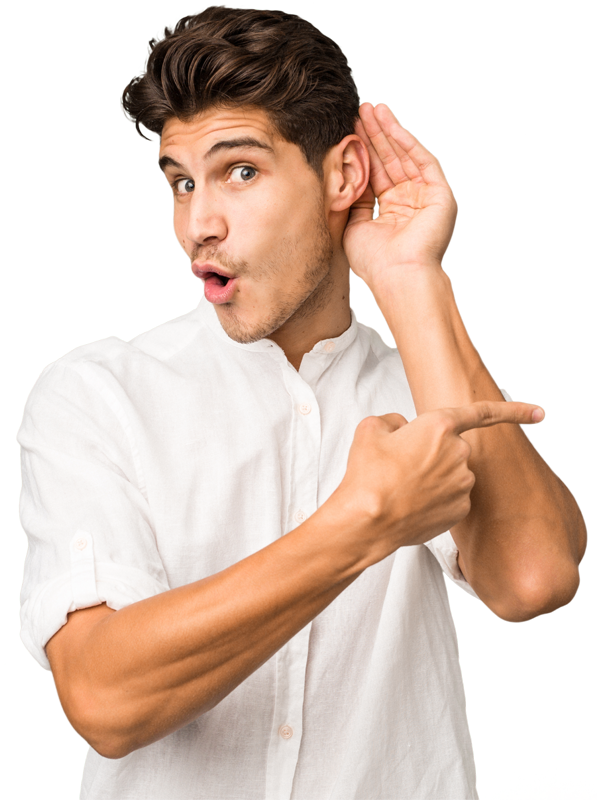 Un jeune homme tient son oreille