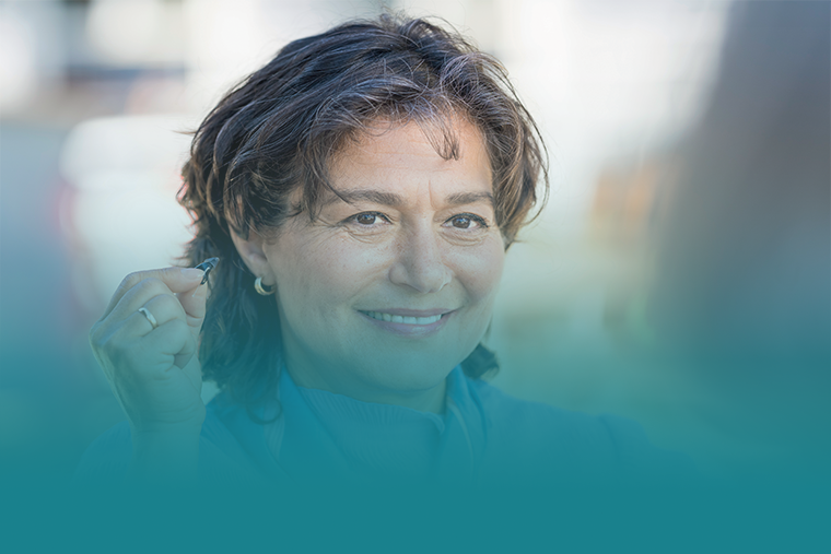 Une femme qui porte un appareil auditif de type intra-auriculaire