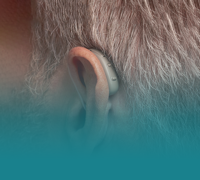 Un homme avec un appareil auditif de type contour d'oreille