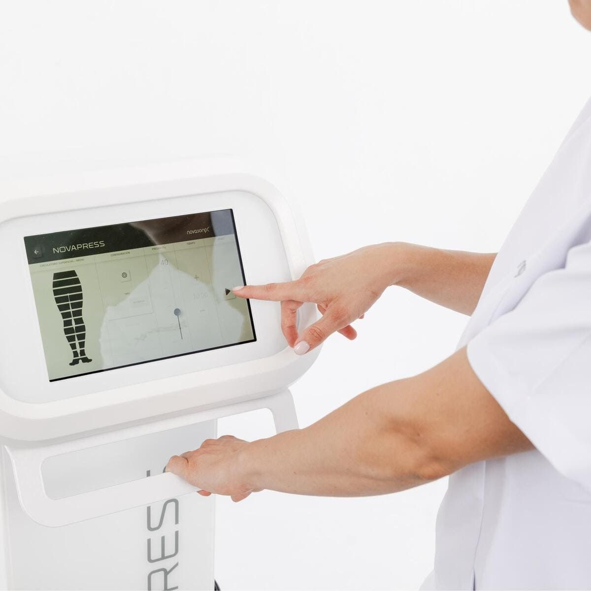 Anuncio de tratamientos postoperatorios, que presenta a una mujer en ropa interior blanca con texto y un logotipo.