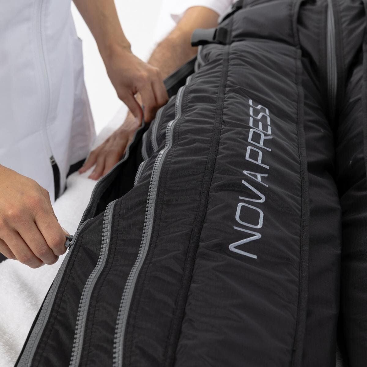 Masaje de maderoterapia con un instrumento de madera en la espalda