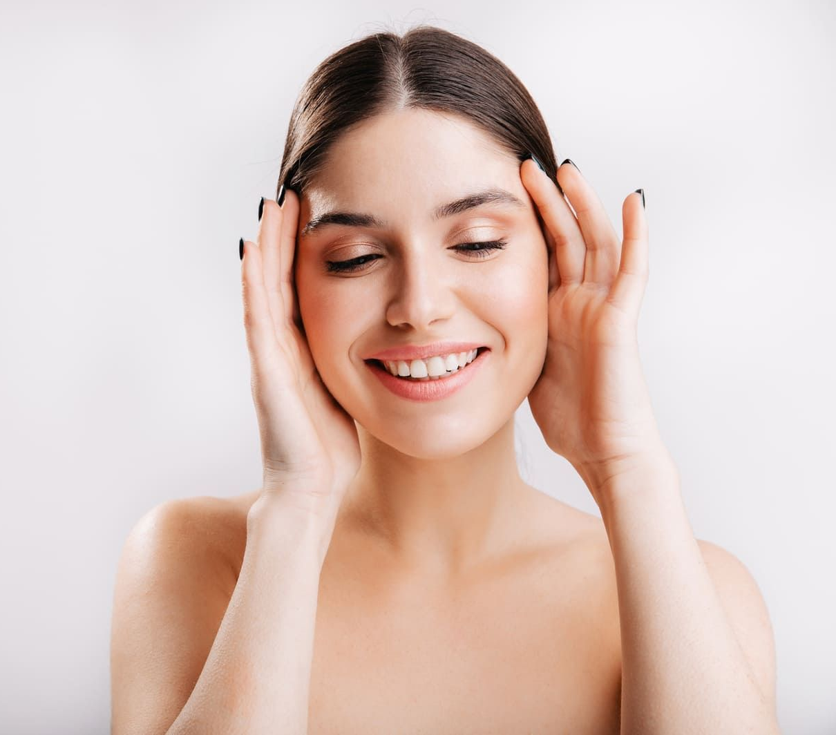 Mujer realizando un tratamiento facial. Texto: 