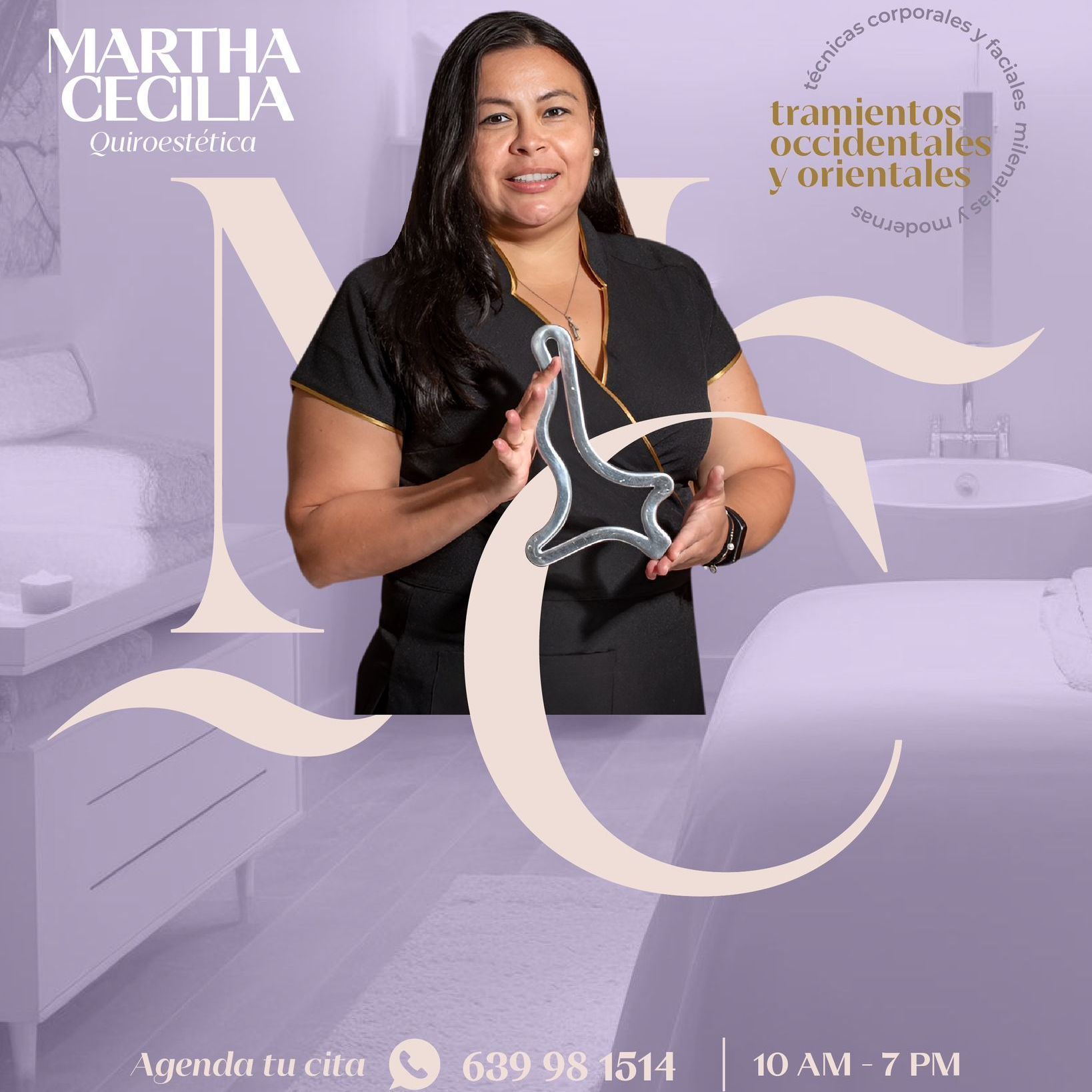 Mujer sosteniendo una herramienta en un entorno de spa con un fondo morado.