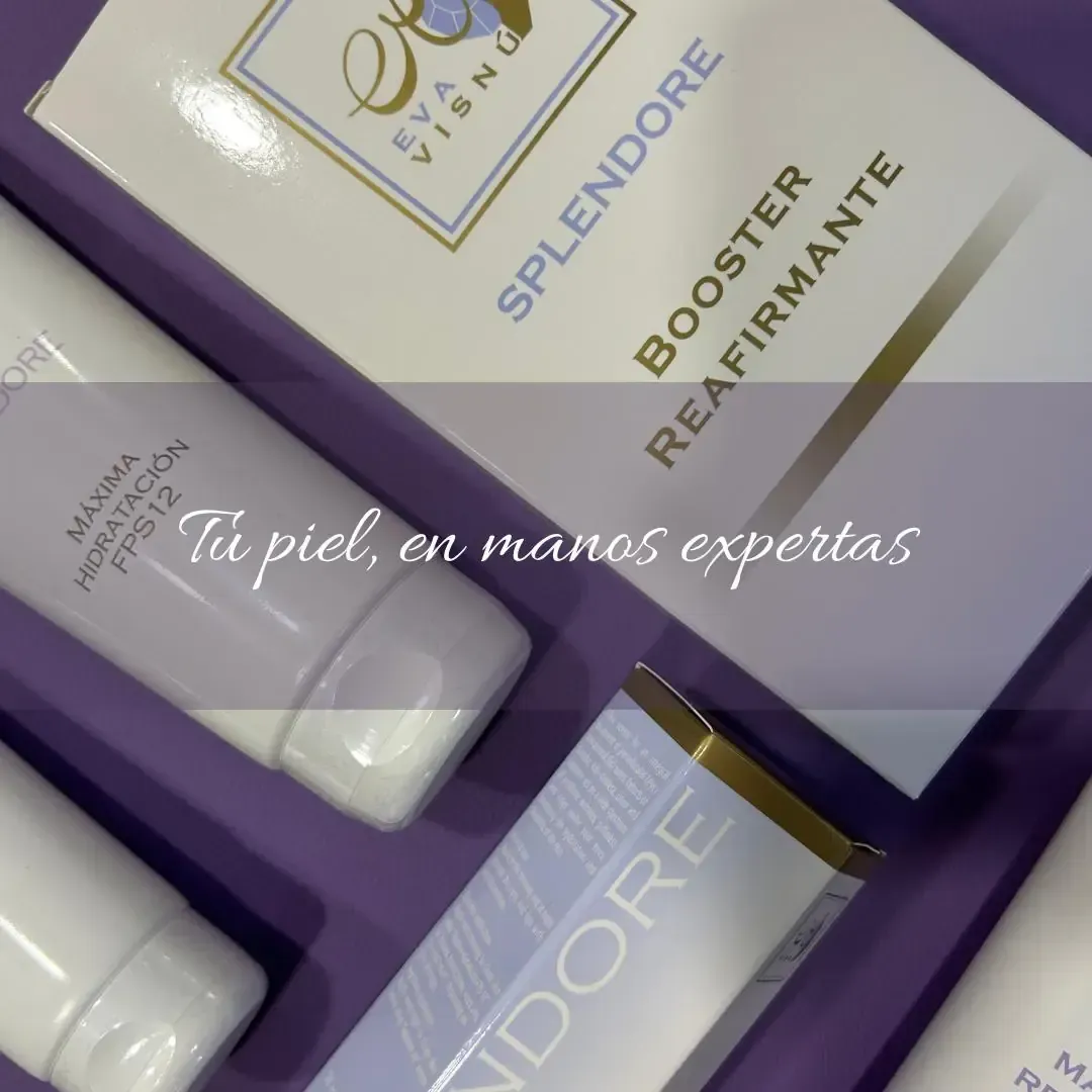 Fondo morado con el texto: «Los primeros días tu cuerpo se está adaptando». «Un buen postoperatorio acelera la desinflamación y evita complicaciones».