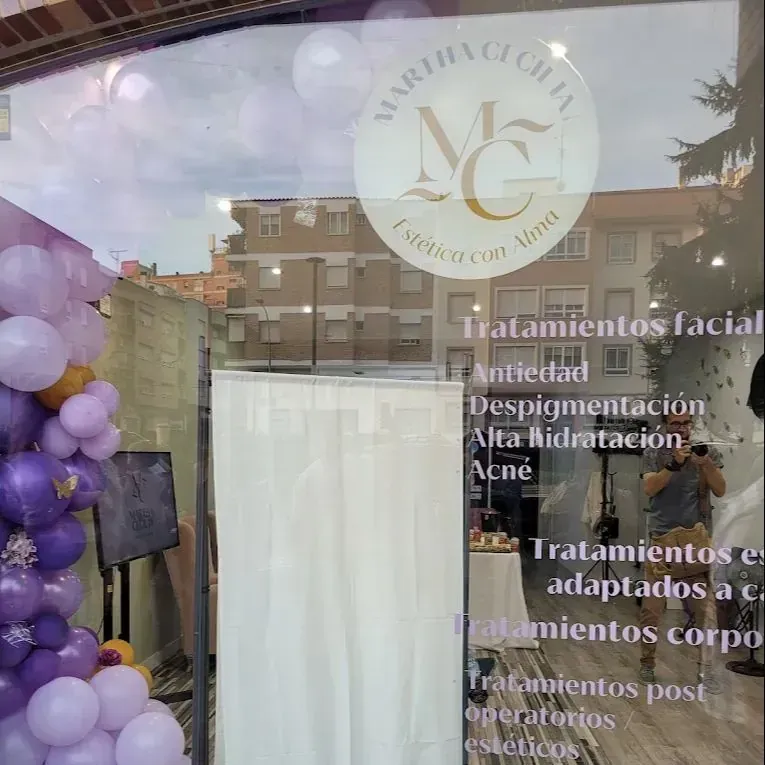 Que ofrece tratamientos estéticos faciales, corporales y postoperatorios.