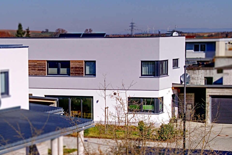 Grau-weißes einstöckiges Haus, Bauunternehmen Herold
