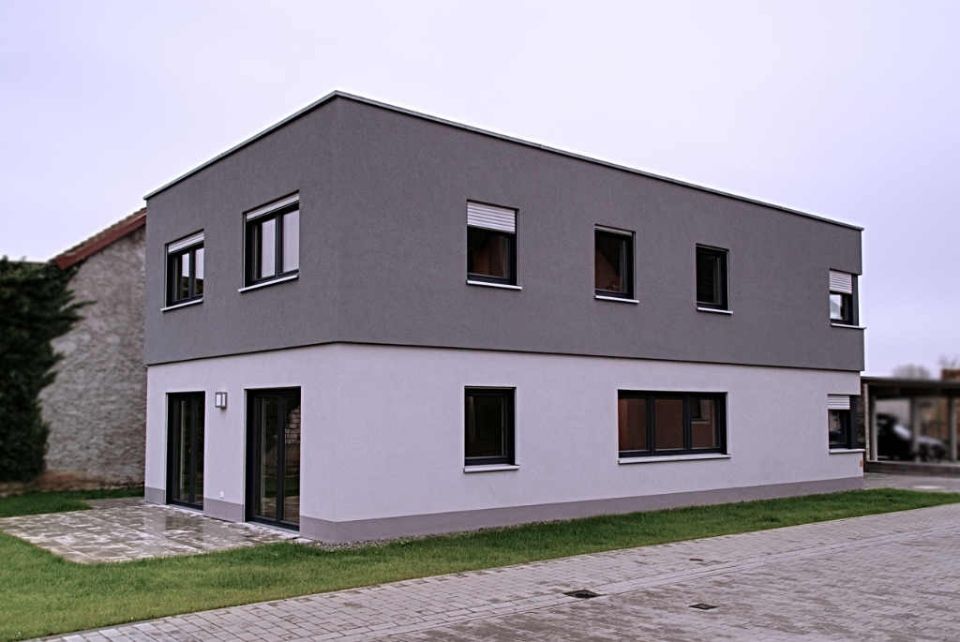 Grau-weißes einstöckiges Haus, Bauunternehmen Herold
