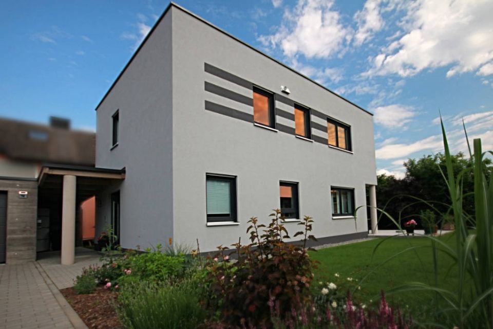 Schlüssel und Hausmodell auf einem Bauplan platziert, Bauunternehmen Herold