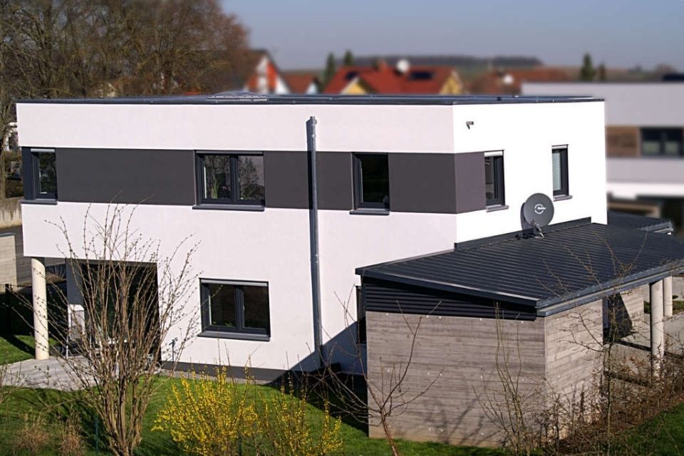 Weißes einstöckiges Haus, Bauunternehmen Herold
