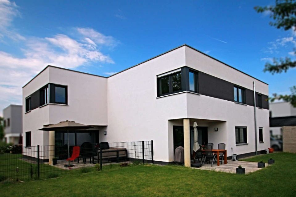 Weißes einstöckiges Haus, Bauunternehmen Herold
