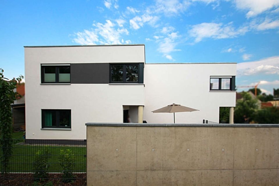 Weißes einstöckiges Haus, Bauunternehmen Herold