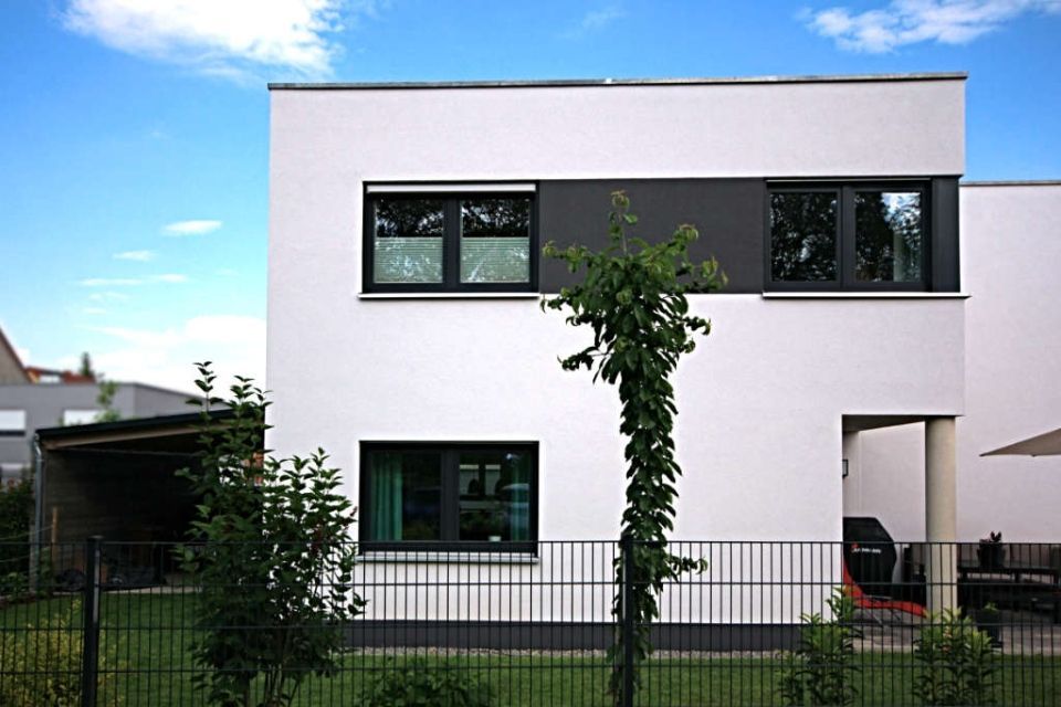 Weißes einstöckiges Haus, Bauunternehmen Herold
