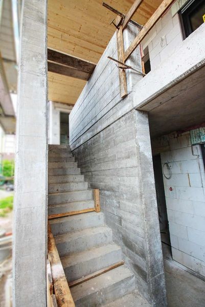 Treppe in den ersten Stock im Rohbauzustand, Bauunternehmen Herold
