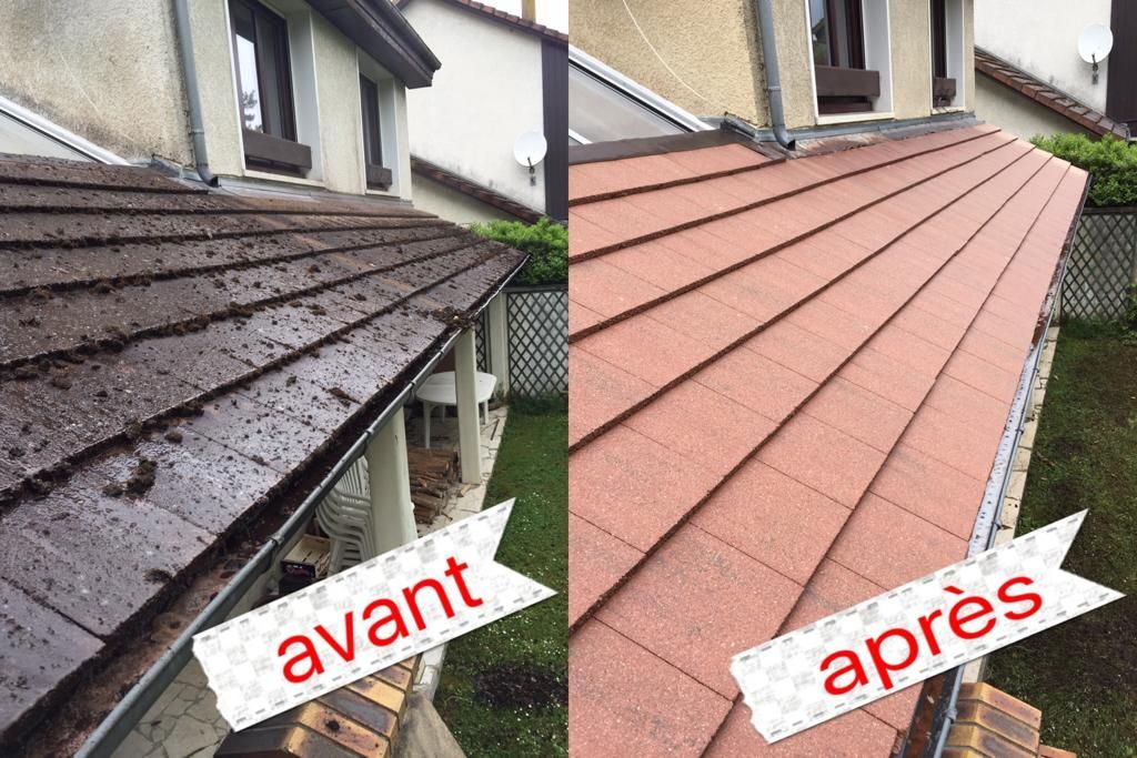 Avant et après un nettoyage de toiture ; tuiles brunes couvertes de crasse, puis nettoyées jusqu'à devenir brun rougeâtre.