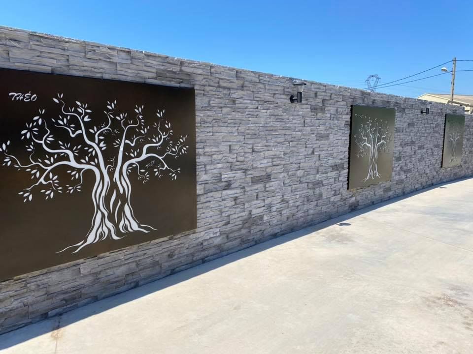 Décorations métalliques accrochées à un muret