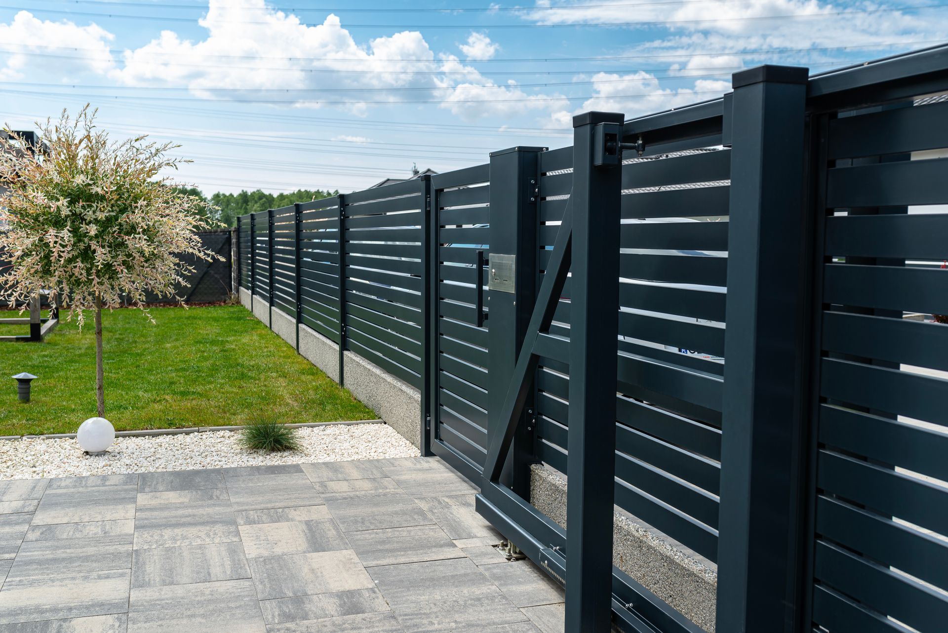 Clôture en avec ossature et lames métalliques