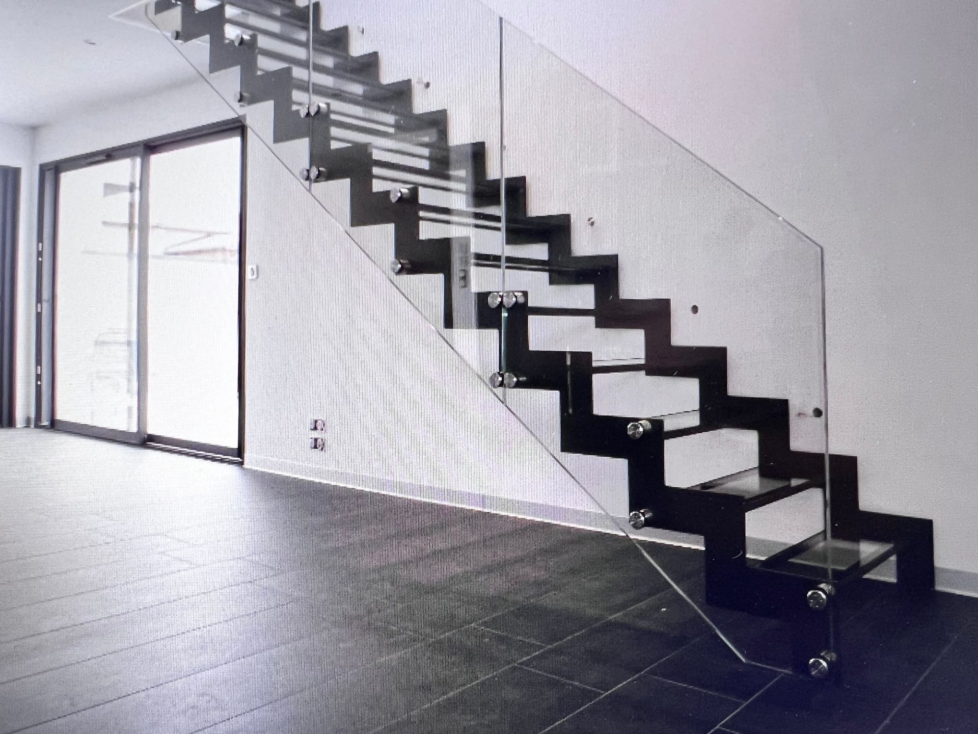 Escalier droit avec une rampe vitrée transparente