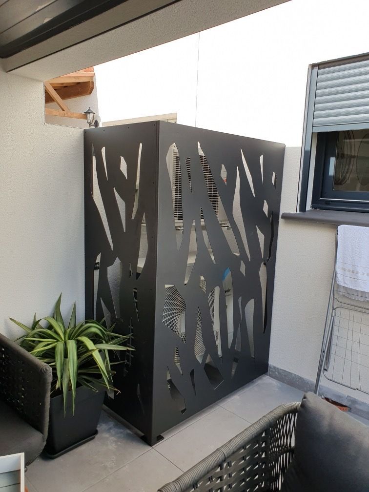 Marquise vitrée avec une ossature métallique blanche