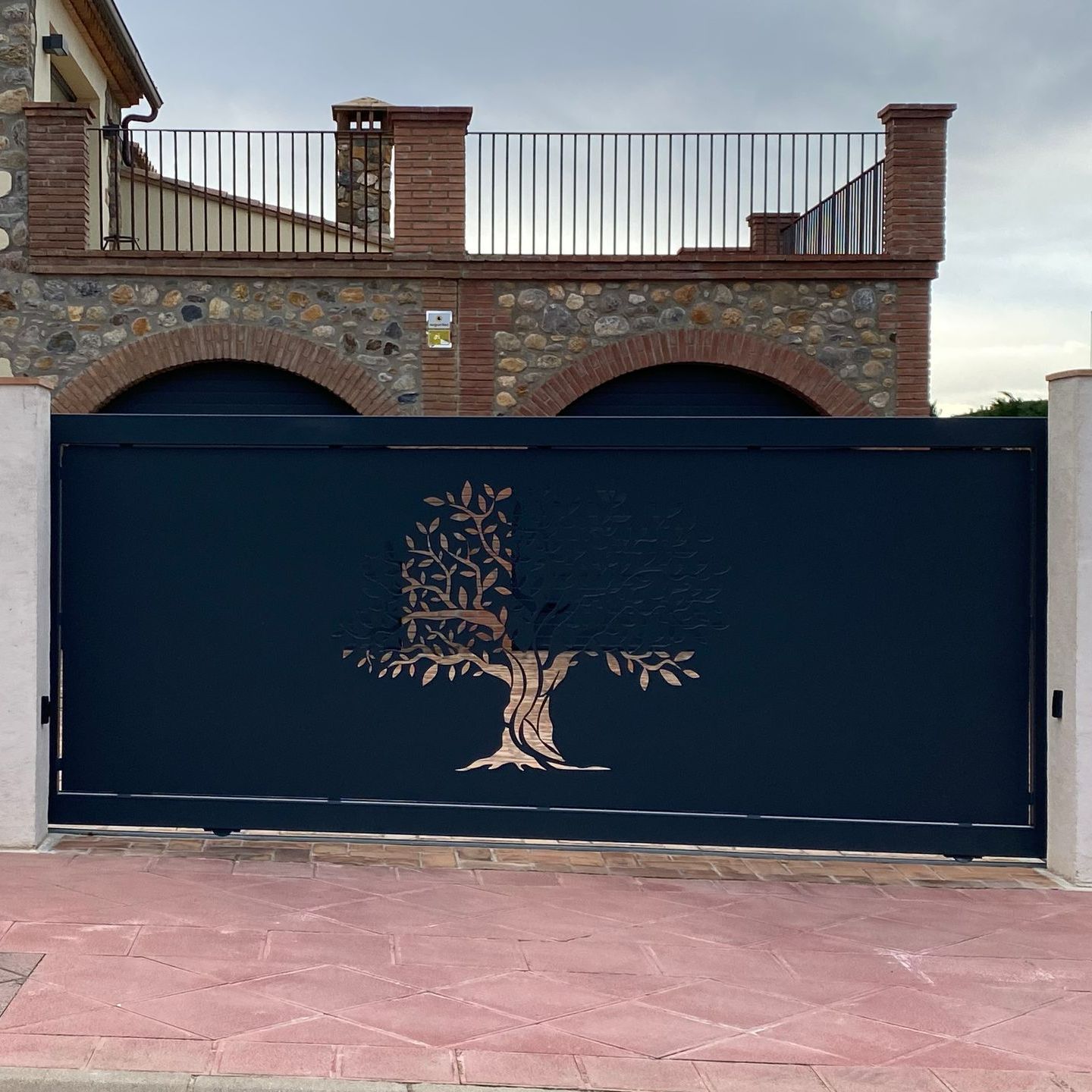 Portail avec motif découpé en forme d'arbre