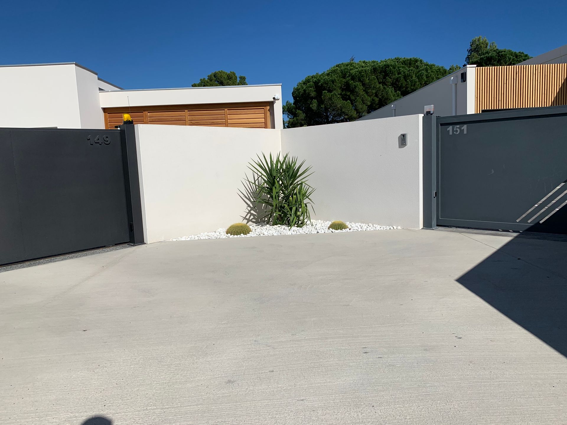 Portail avec motif découpé en forme d'arbre