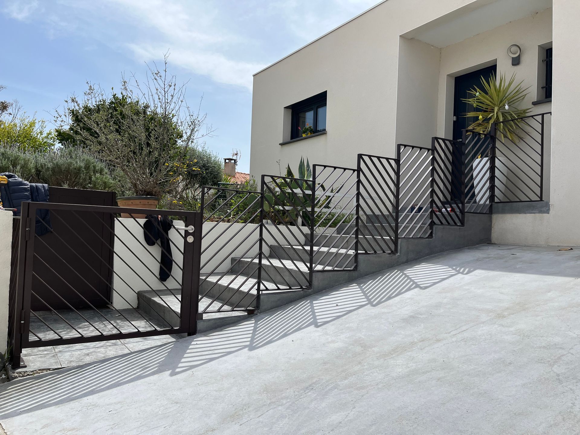 Clôture métallique avec barreaux en biais