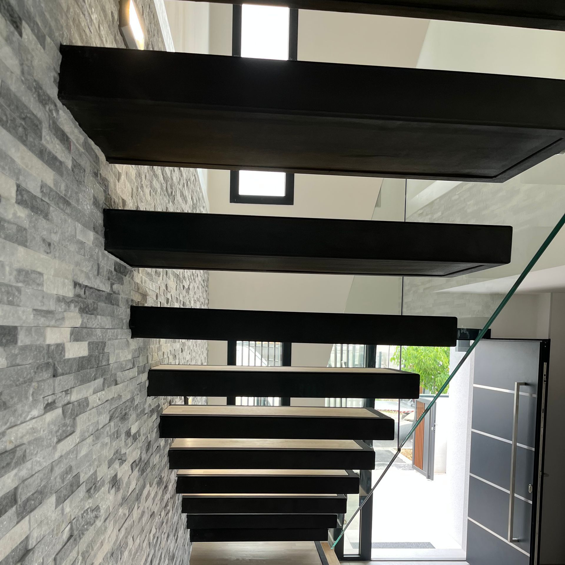 Escalier aux marches suspendues