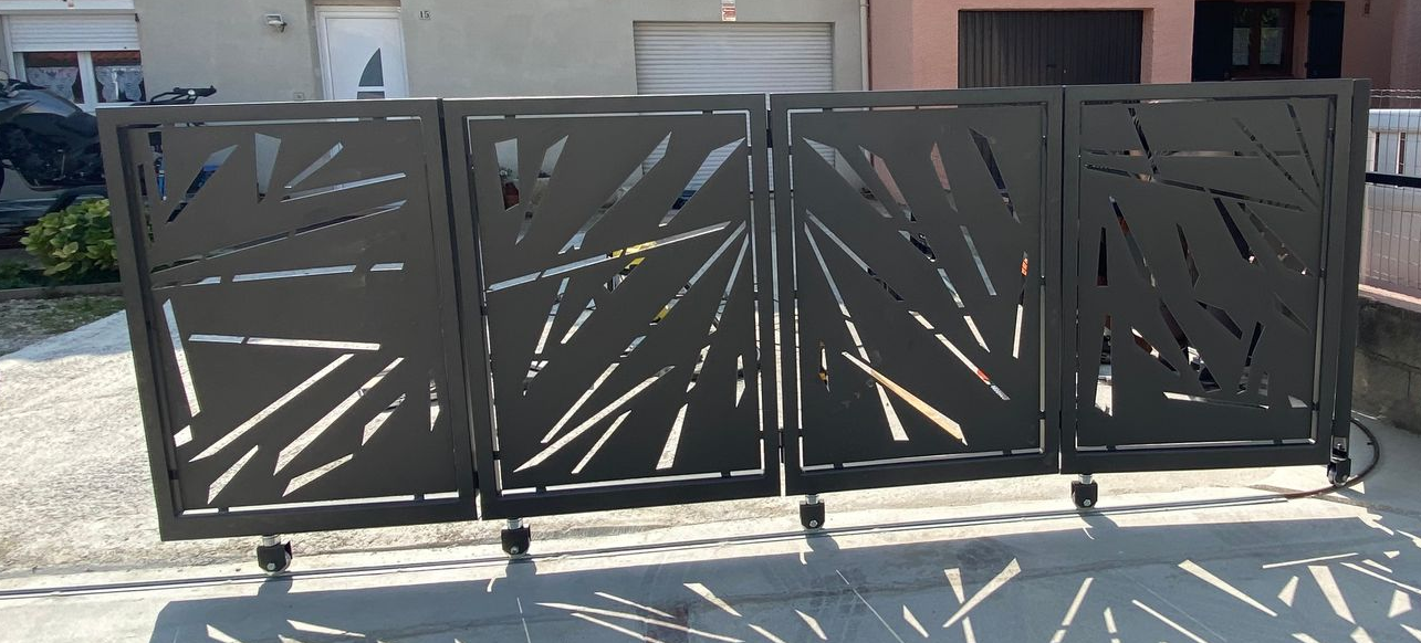 Portail et numéro de maison en métal