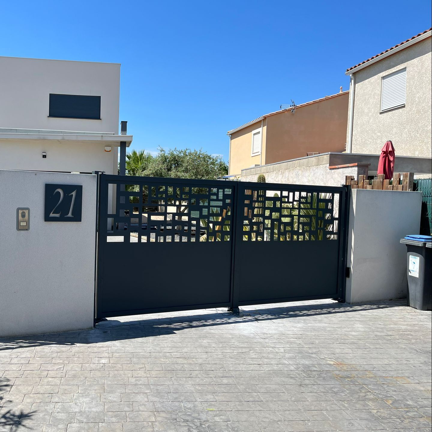 Portail et numéro de maison en métal