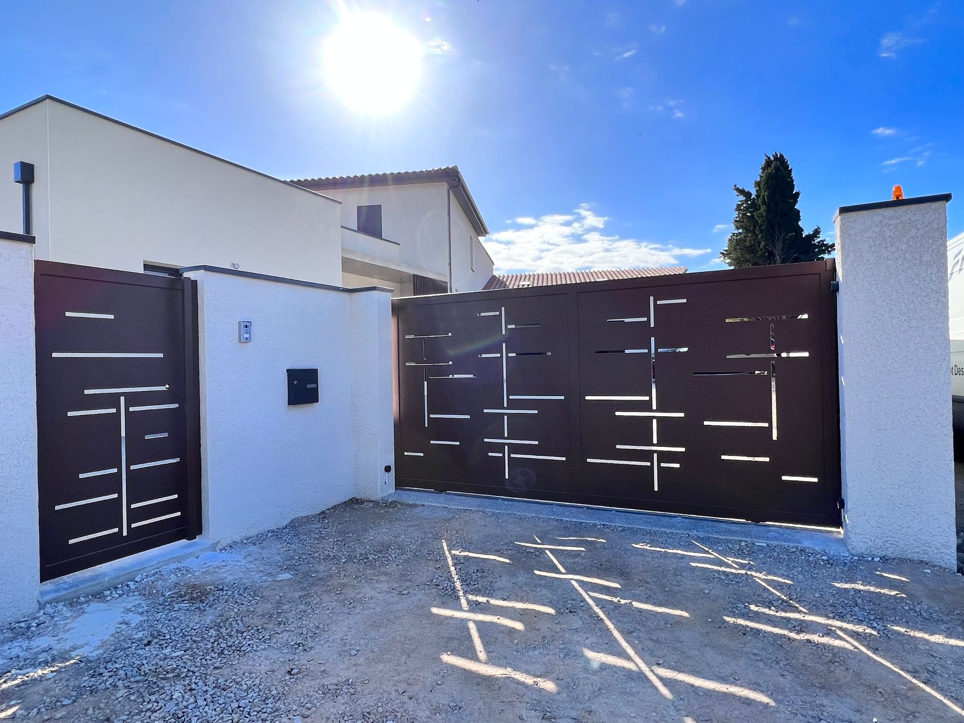 Portail et portillon avec motifs droits découpés