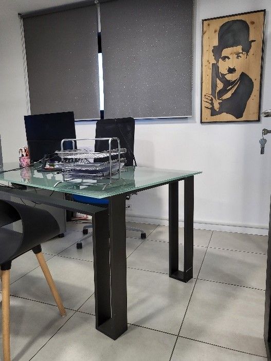 Bureau avec pieds en fer et plateau de verre