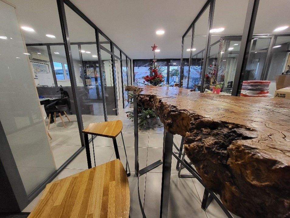 Table haute avec pieds en fer et plateau en bois brut