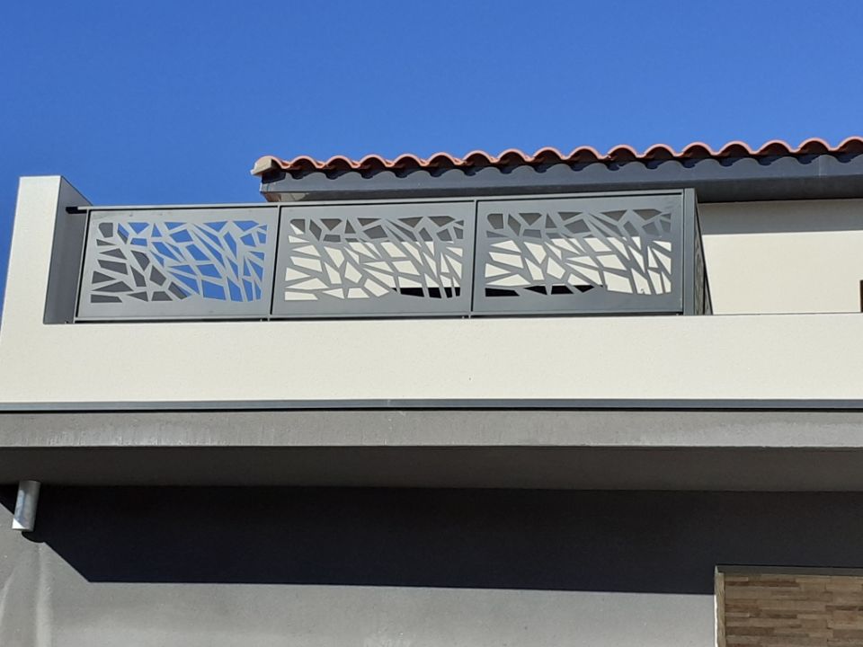 Vue de dessous d'un garde-corps de balcon