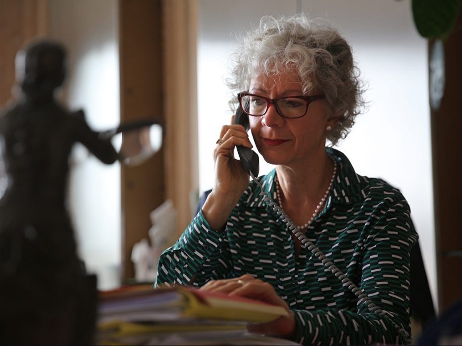 Une avocate en train de téléphoner à un client