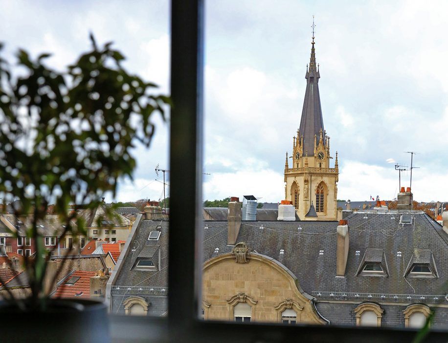 Un bâtiment religieux vu d'une fenêtre