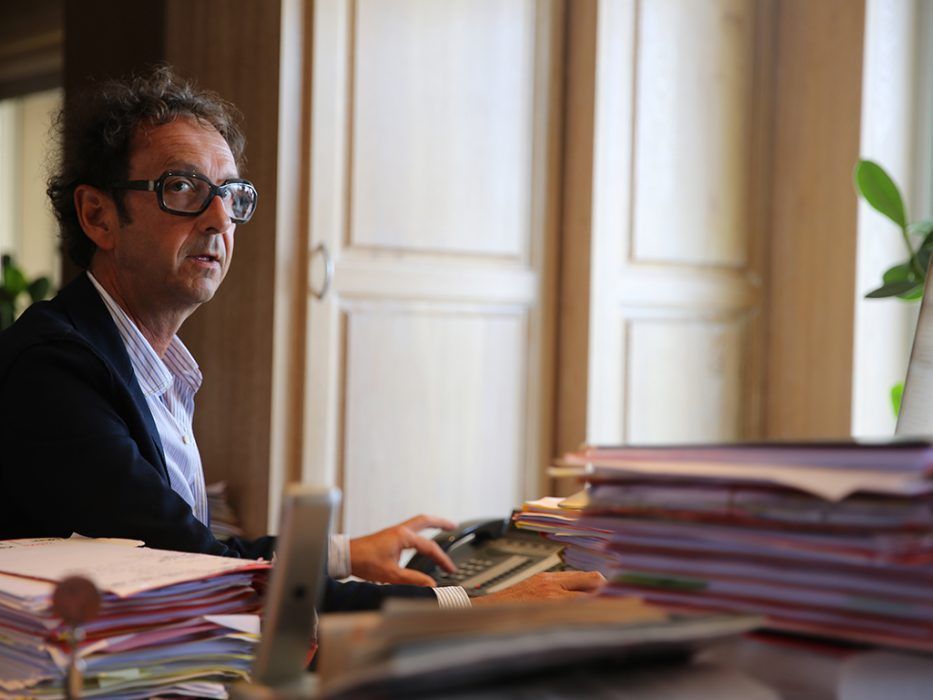 Un avocat étudie ses documents et téléphone