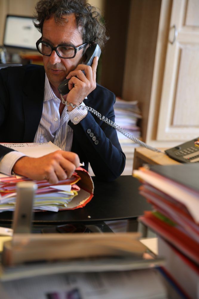 Un avocat étudie ses documents