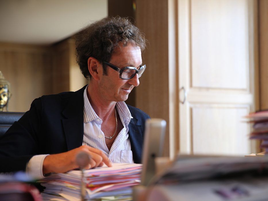 Maître Franck COLETTE travaillant sur un dossier