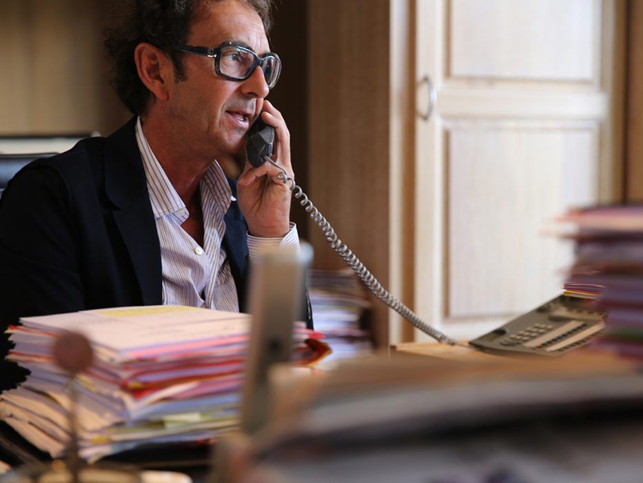 Une femme de l'accueil au téléphone