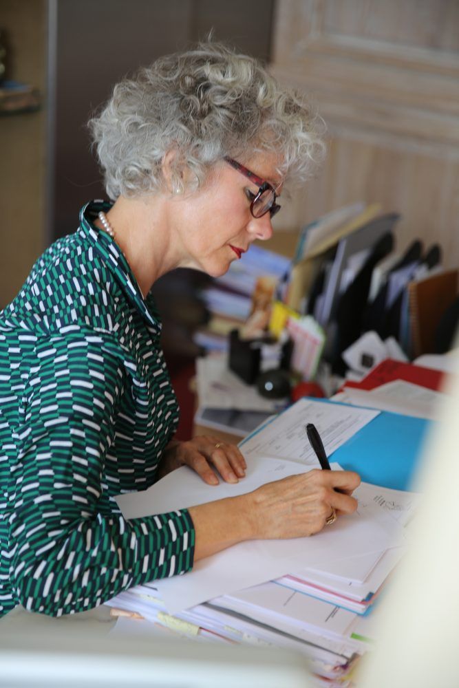 Maître SHMITZBERGER en train de signer un document