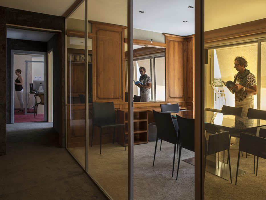 Un avocat étudie un document dans un bureau