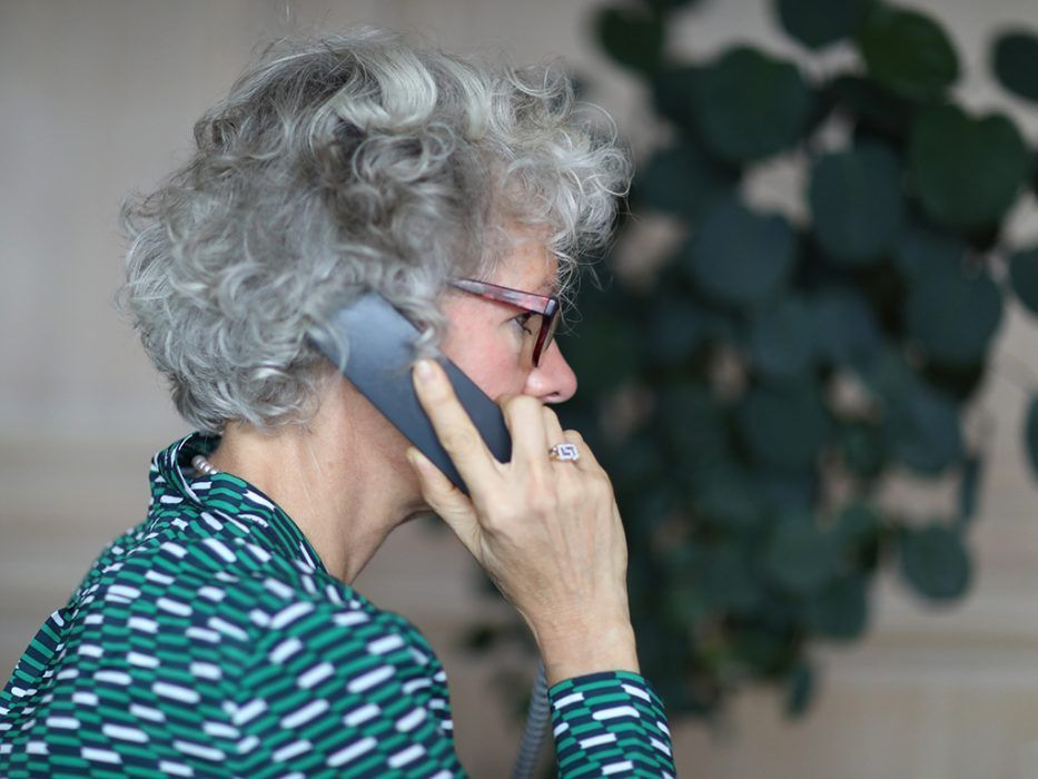 Une avocate au téléphone